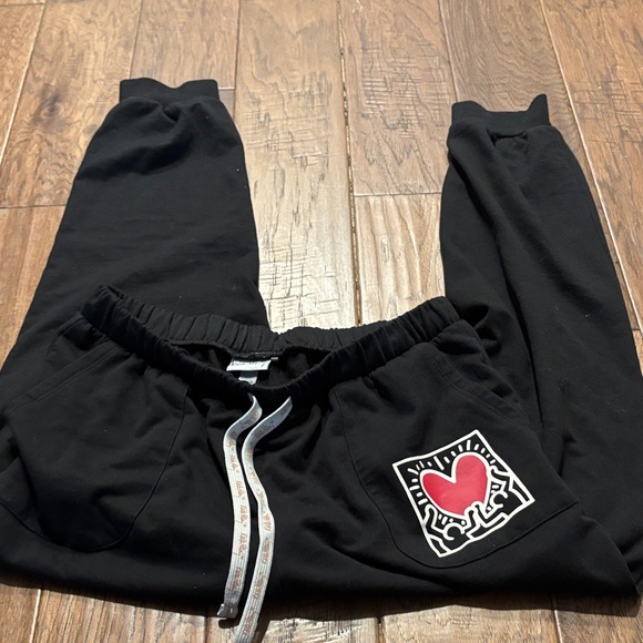 Keith Haring Black Sweatshirt and Joggers Set with Red Heart - Picture 4 of 12